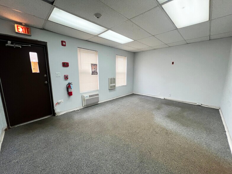 More Photos Of 225 James St, Bensenville Warehouse For Lease