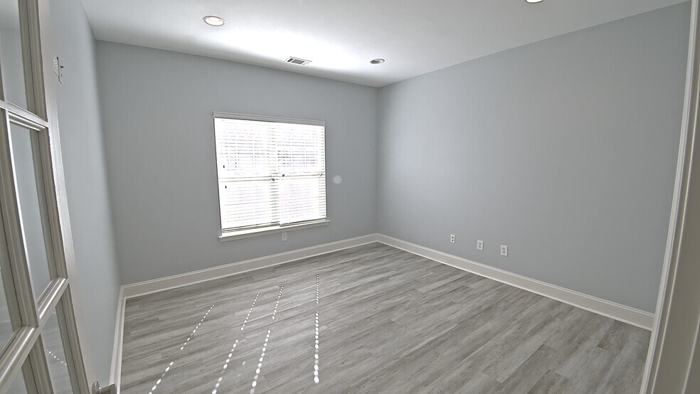 More Photos Of 239-243 River Park North Dr, Woodstock Office For Sale