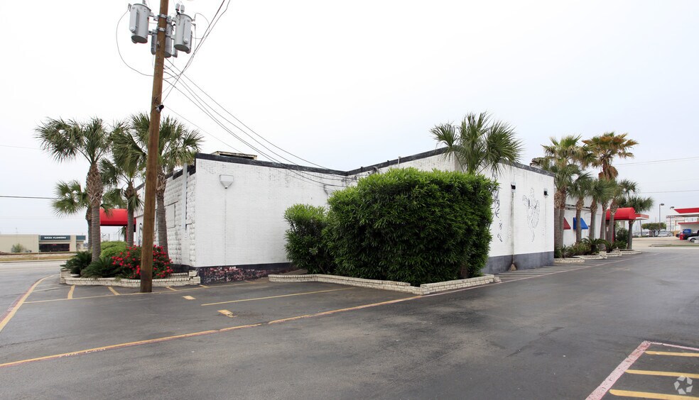 More Photos Of 17886 Tx-3, Webster Bar For Sale