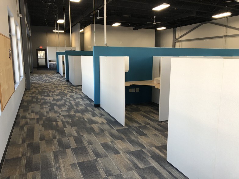 More Photos Of 104 Northridge St, Marshfield Storefront For Lease