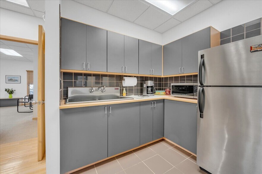 More Photos Of 907 W 14 Mile Rd, Clawson Office For Sale