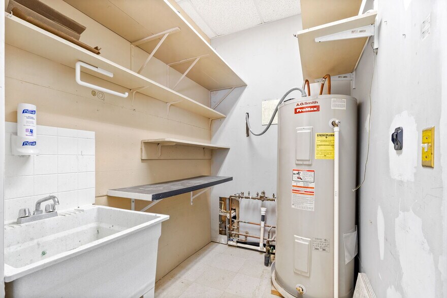 More Photos Of 131 Corporate Dr, Clarksville Flex For Lease