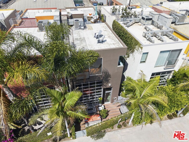 More Photos Of 2120 Narcissus Ct, Venice Office For Sale