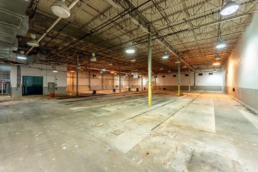 More Photos Of 200 Universal Dr, Centerville Distribution For Lease