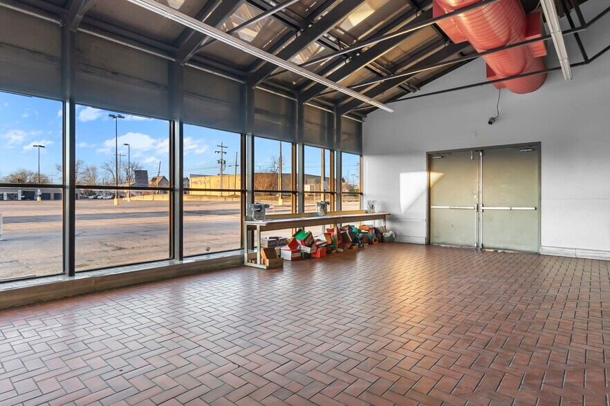 More Photos Of 121 S Sprigg St, Cape Girardeau Supermarket For Sale