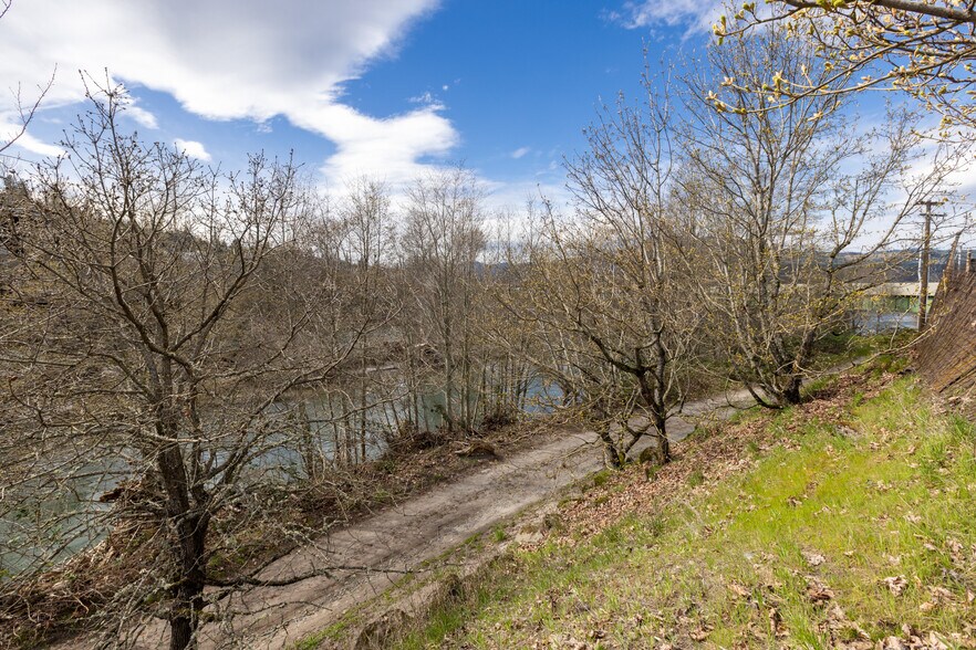 More Photos Of 2680 Dock Rd, Hood River General Retail For Sale