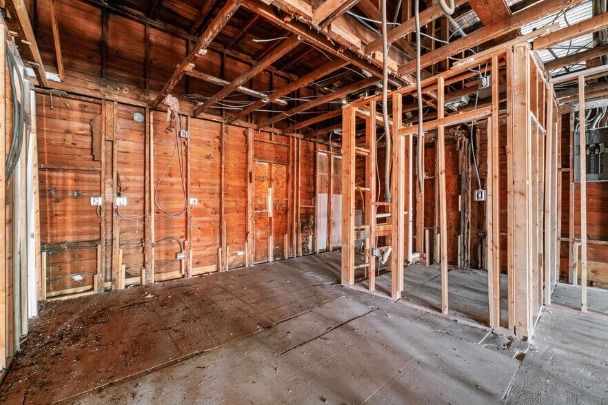 More Photos Of 2219 S Flores St, San Antonio Freestanding For Sale