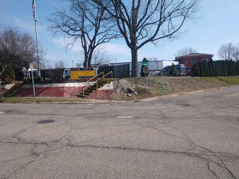 More Photos Of 520 W 3rd St, Flint Service For Sale