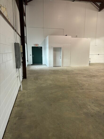 More Photos Of 12801 Silver Lake Rd, Brighton Manufacturing For Sale
