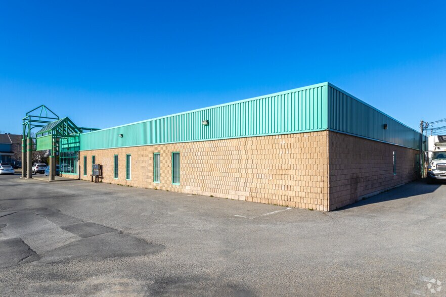 More Photos Of 2075-2155 Boul Des Seigneurs, Terrebonne Storefront For Lease