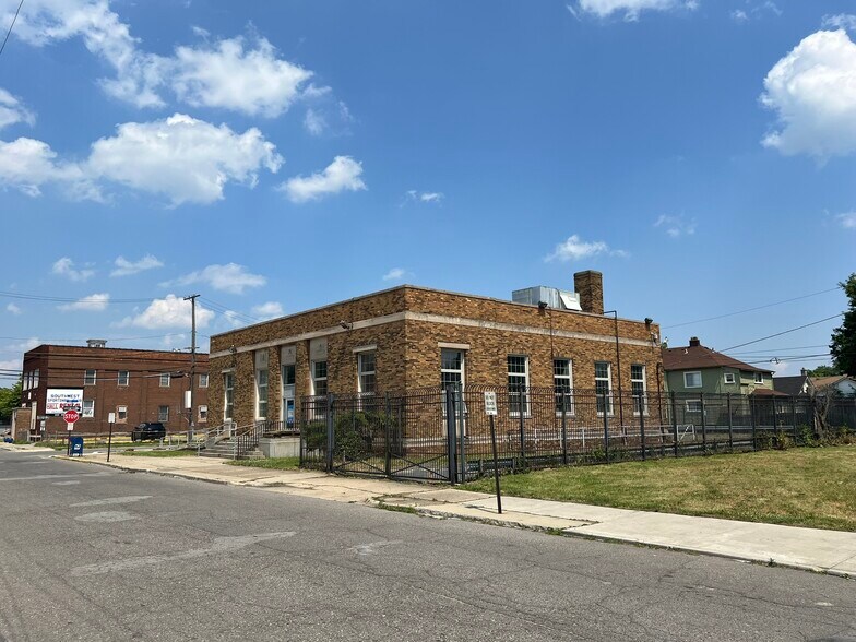 More Photos Of 235 Burke St, River Rouge Office For Sale