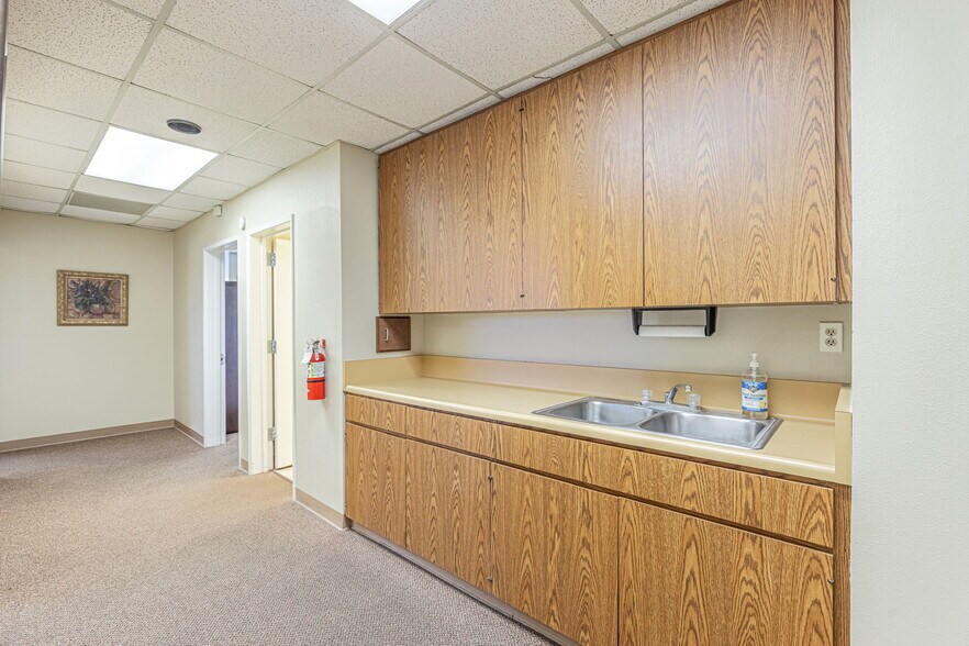 More Photos Of 44725 10th St W, Lancaster Medical For Sale