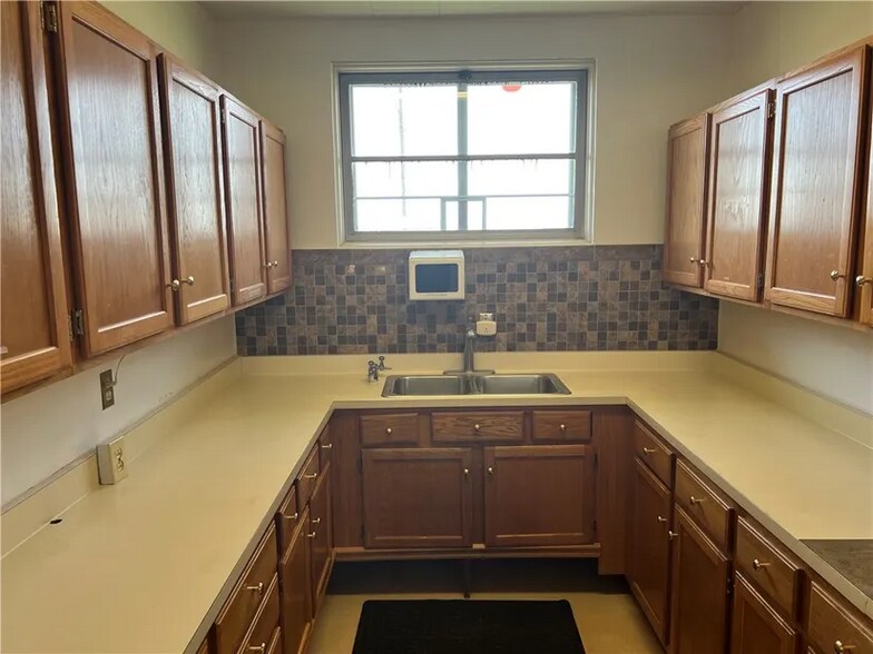 More Photos Of 909 N Logan Ave, Danville Medical For Sale