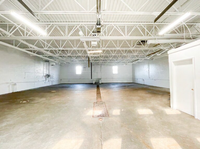 More Photos Of 220 S Larch St, Lansing Service For Lease