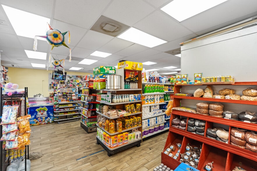 More Photos Of 3655 N Dixie Hwy, Oakland Park General Retail For Sale