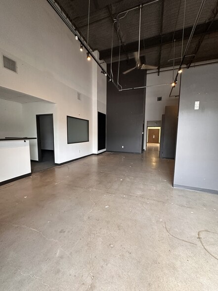 More Photos Of 551 N Shepherd Dr, Houston Showroom For Lease