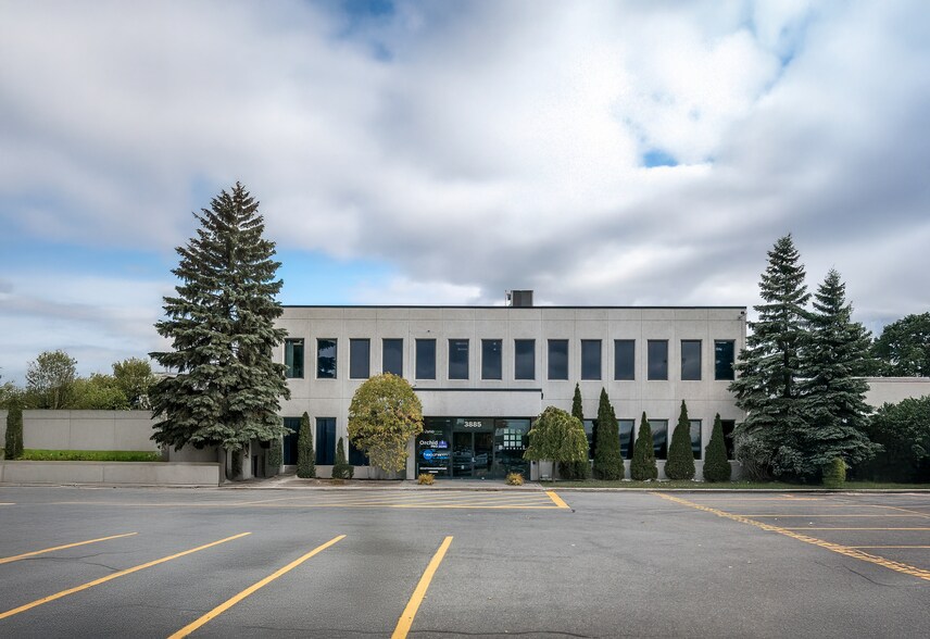 More Photos Of 3885 Boul Industriel, Laval Flex For Lease