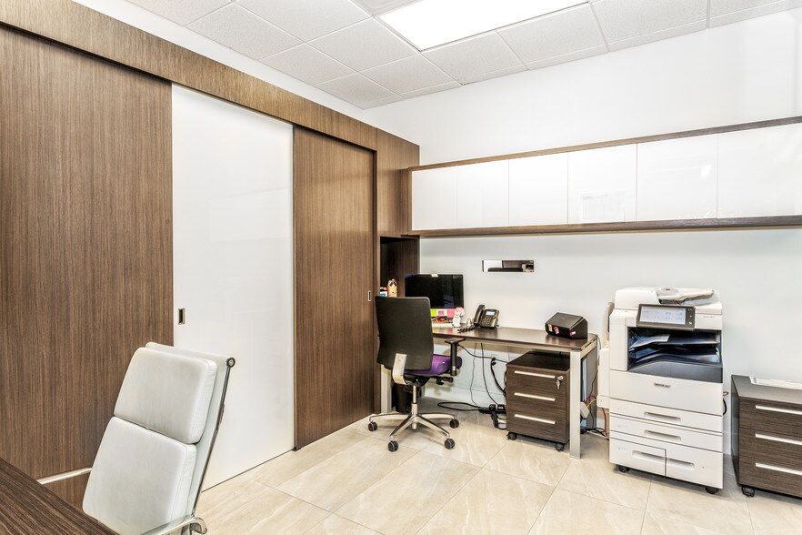 More Photos Of 20200 W Dixie Hwy, Aventura Medical For Lease