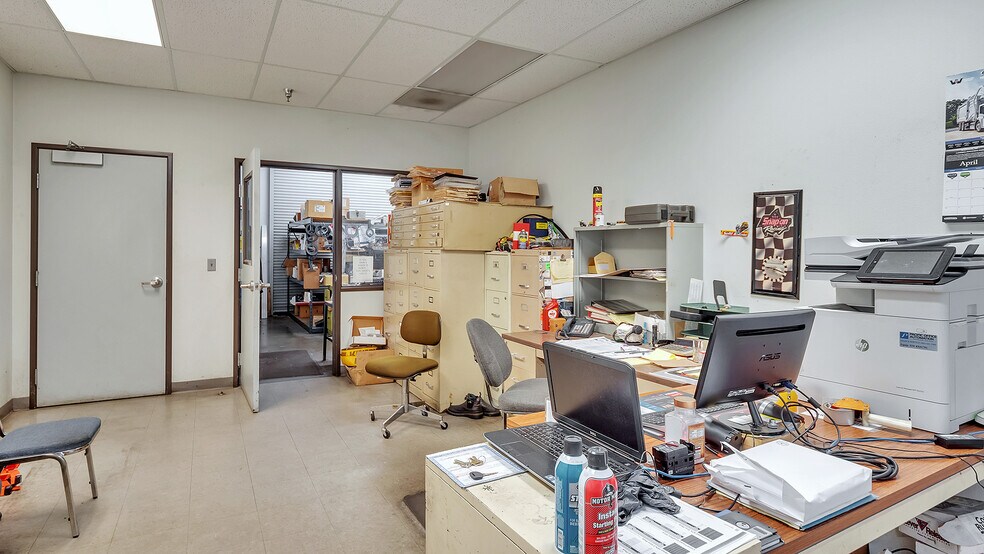 More Photos Of 7025 N Leadbetter Rd, Portland Service For Lease