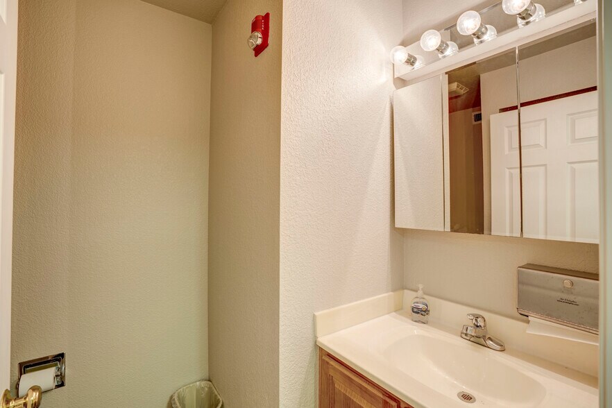 More Photos Of 2620 Carson St, Haltom City Light Distribution For Lease