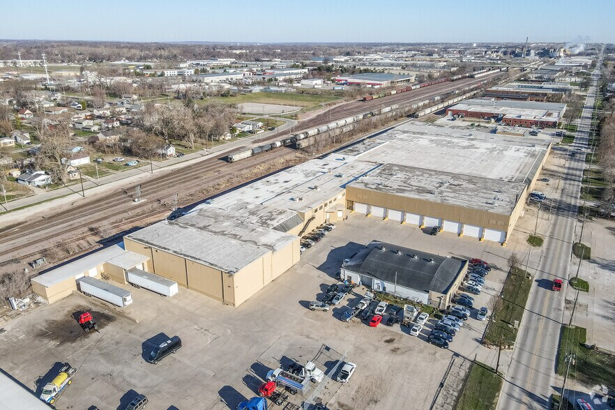 More Photos Of 1500 Delaware Ave, Des Moines Distribution For Lease