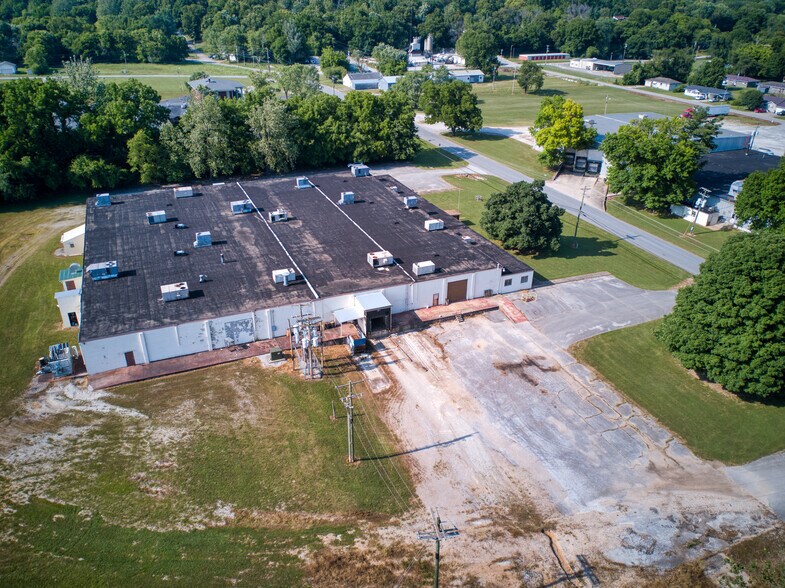 More Photos Of 1100 County Farm Rd, Cassville Warehouse For Lease