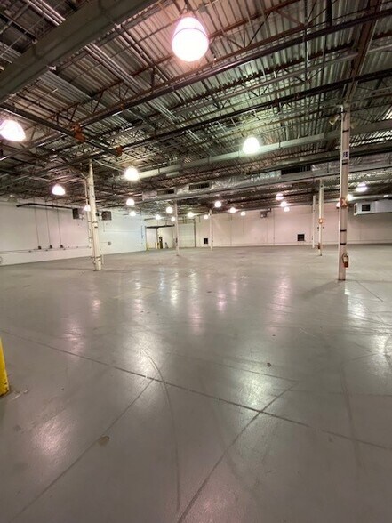 More Photos Of 15203 S Commerce Dr, Dearborn Manufacturing For Lease