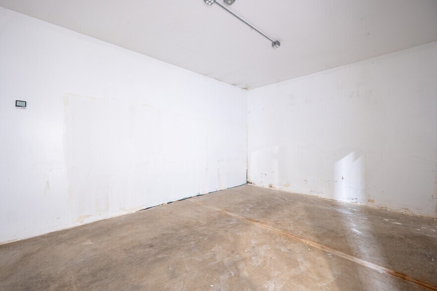 More Photos Of 5261-5265 E Washington Blvd, Commerce Warehouse For Sale