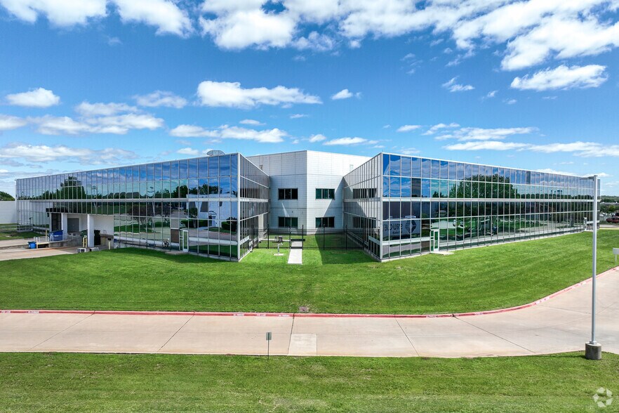 More Photos Of 7140 Oakmont Blvd, Fort Worth Skilled Nursing Facility For Sale