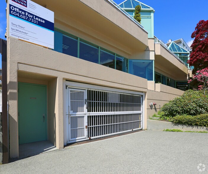 More Photos Of 565 17th St W, West Vancouver Office For Lease