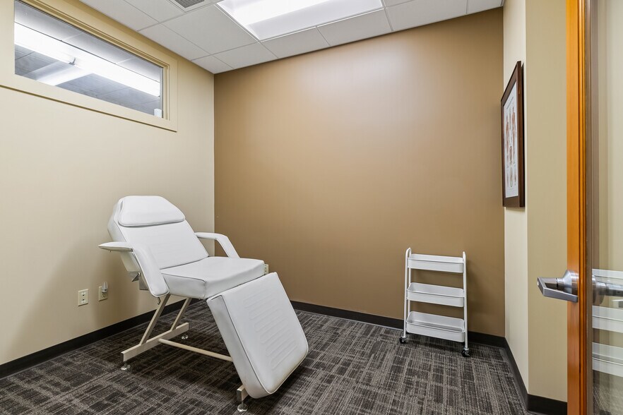 More Photos Of 1501 Cornwall Ave, Bellingham Bank For Sale