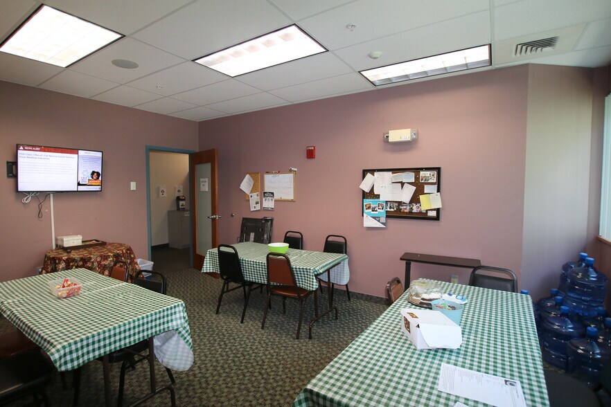 More Photos Of 16 Pelham Rd, Salem Medical For Sale