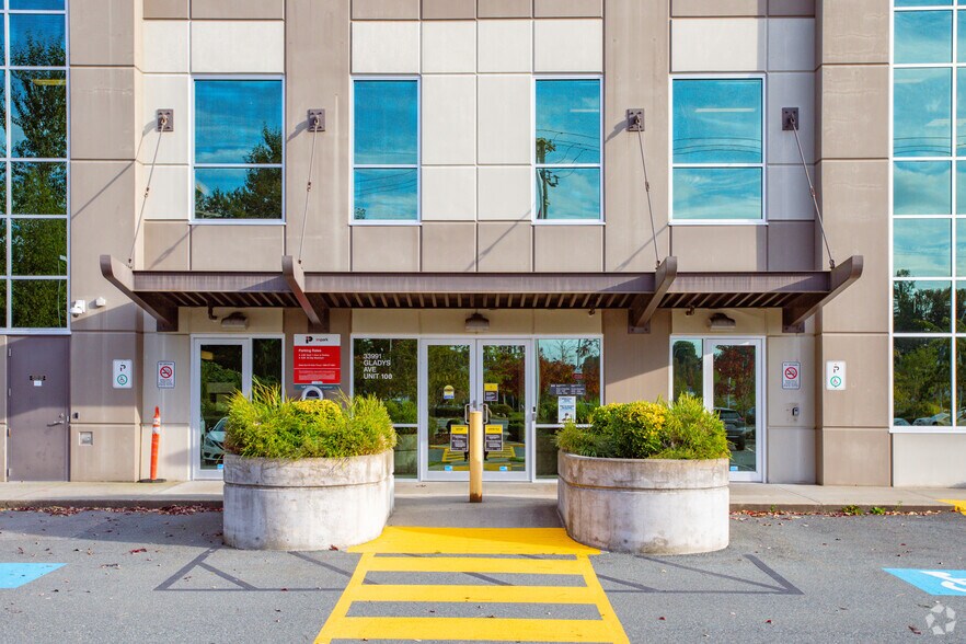 More Photos Of 33991 Gladys Ave, Abbotsford Showroom For Lease