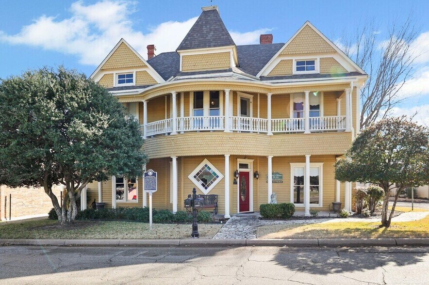 More Photos Of 123 W Doyle St, Granbury Hospitality For Sale