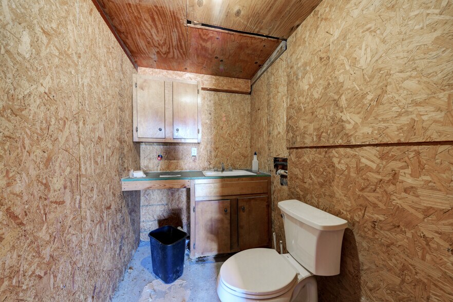 More Photos Of 113 W Lindbergh Blvd, Universal City Service For Sale