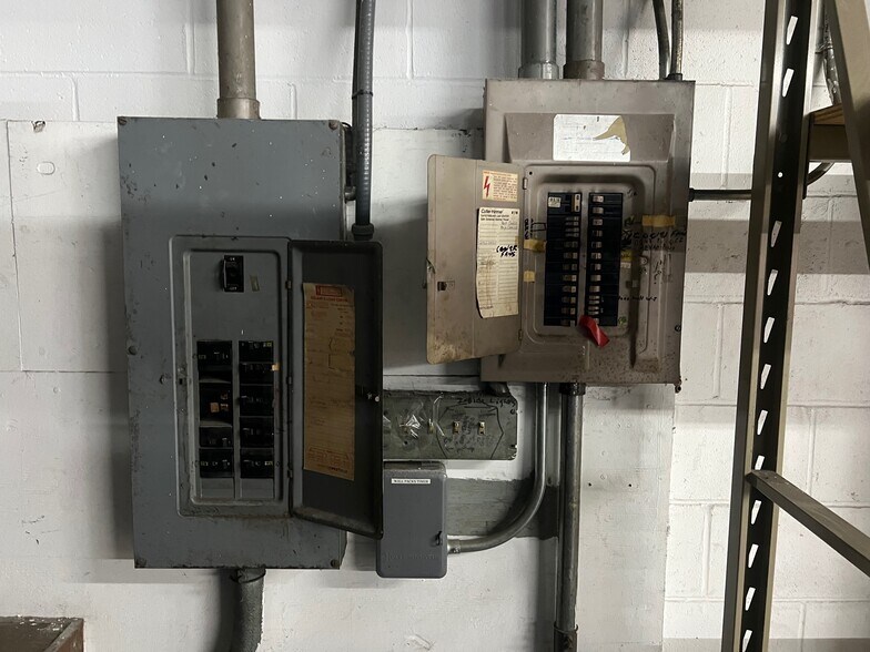 More Photos Of 1990 Dixie Hwy, Hamilton Flex For Sale