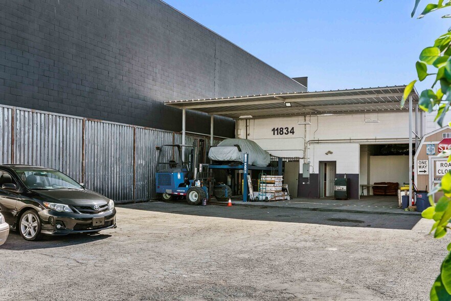 More Photos Of 11834-11836 Vose St, North Hollywood Warehouse For Lease