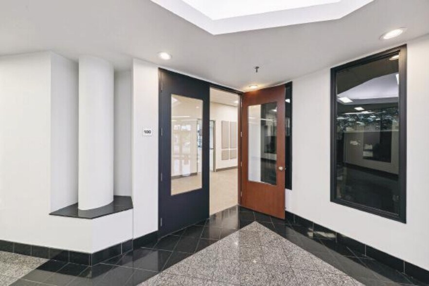More Photos Of 666 Boul Saint-Martin O, Laval Office For Lease
