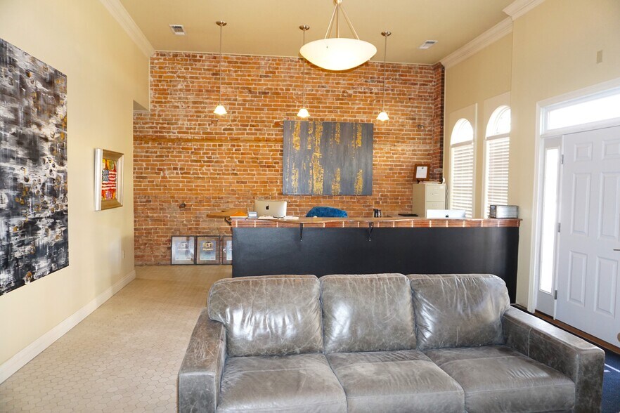 More Photos Of 404 S Main St, Jonesboro Office For Sale
