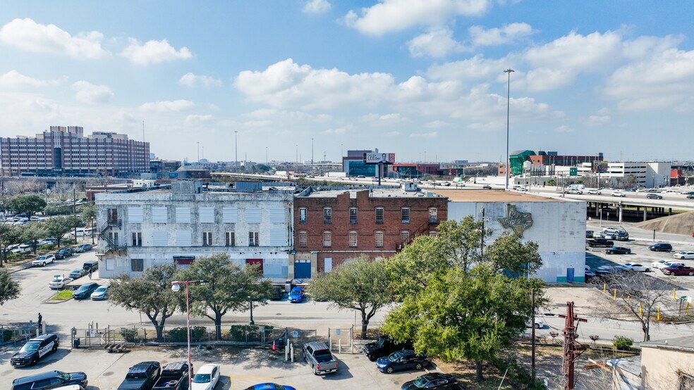 More Photos Of 707-717 Walnut St, Houston Warehouse For Lease