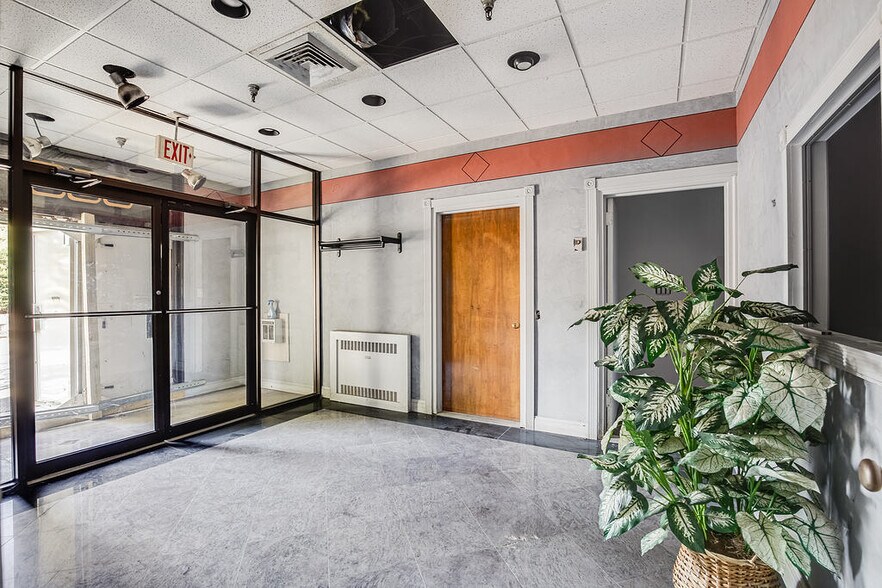 More Photos Of 386 Oakwood Rd, Huntington Station Warehouse For Sale