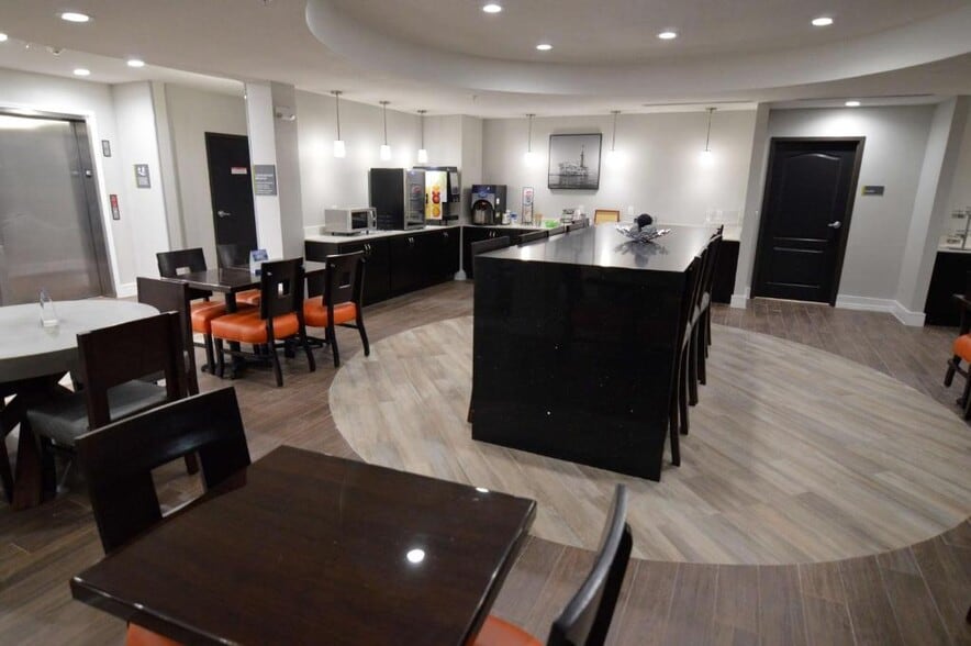 More Photos Of 501 7th St, Bay City Hotel For Sale