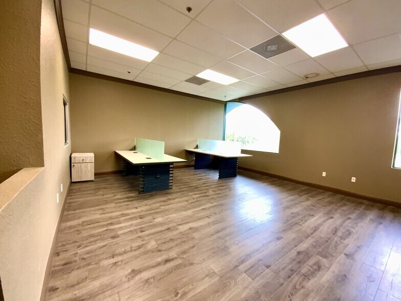 More Photos Of 7075 Kingspointe Pky, Orlando Showroom For Lease