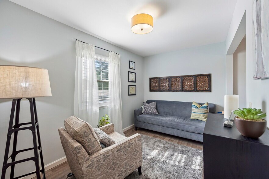 More Photos Of 109 Holiday Ct, Franklin Office For Sale