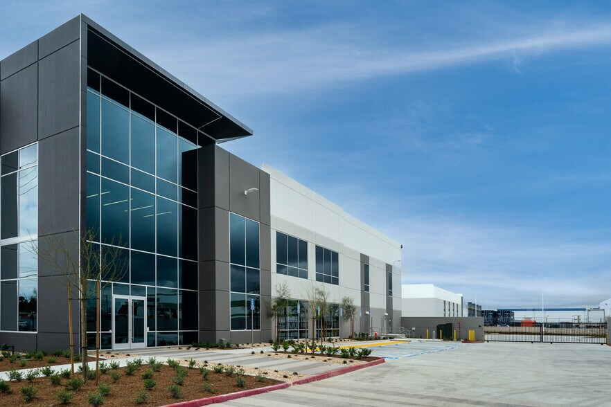 More Photos Of 3071 E Coronado St, Anaheim Warehouse For Lease