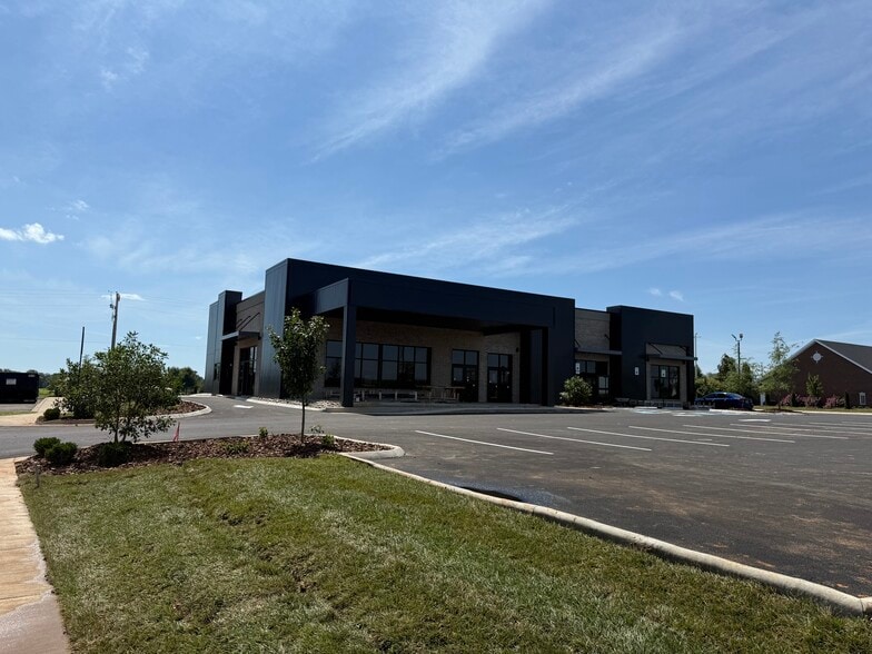 Primary Photo Of 750 Lovers Ln, Bowling Green General Retail For Lease