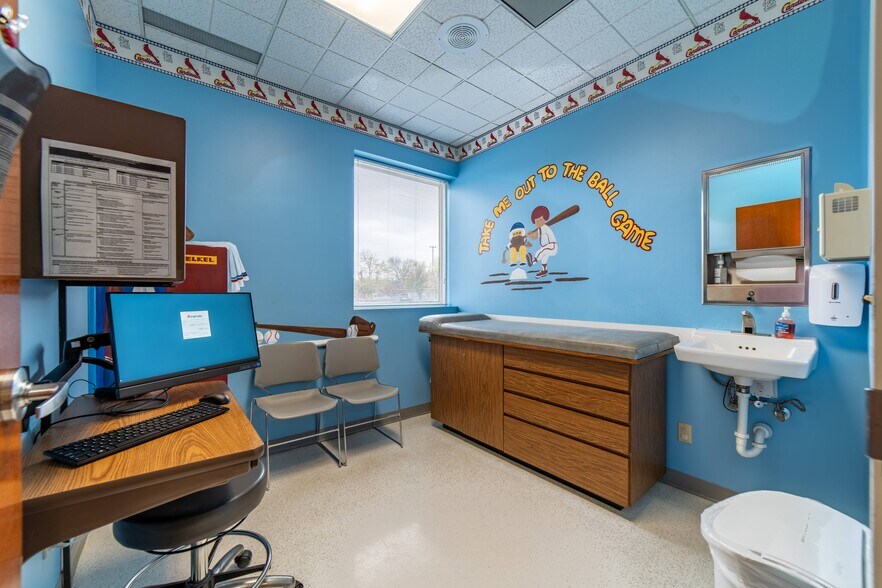 More Photos Of 100 Brevco Plz, Lake Saint Louis Medical For Lease