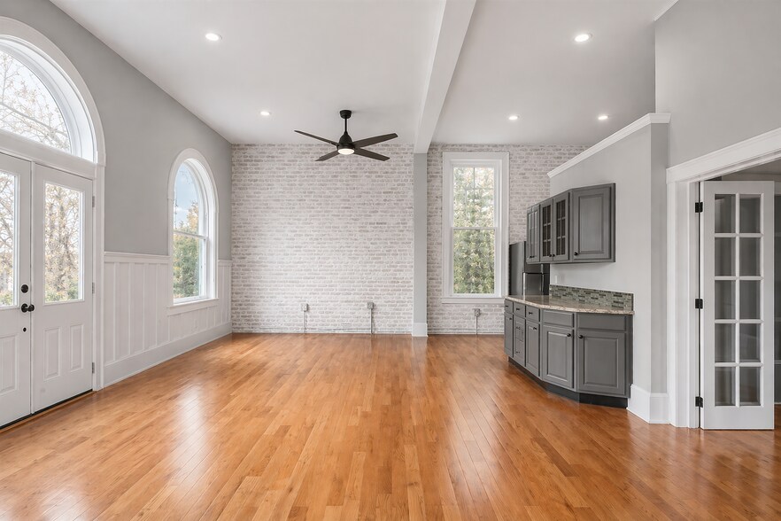 More Photos Of 124 W Bank St, Petersburg Storefront Retail Residential For Lease