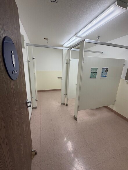 More Photos Of 13927 Saticoy St, Panorama City Movie Radio TVStudio For Lease