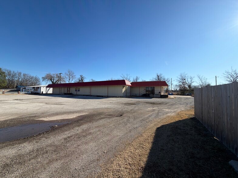 More Photos Of 1220 NE 1st St, Pryor Service For Sale